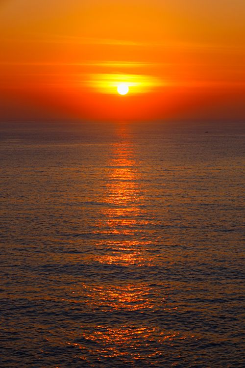 Free Mesmerizing sunset over the ocean in Hong Kong, showcasing vibrant hues and serene reflections. Stock Photo