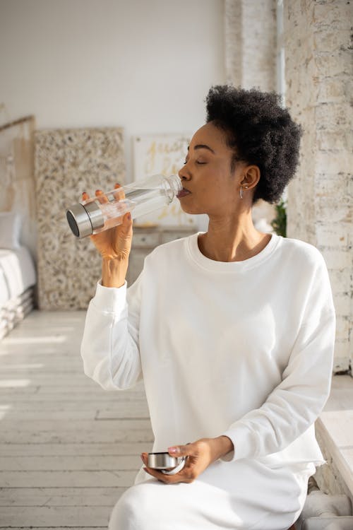 Gratis stockfoto met Afro-Amerikaanse vrouw, bevredigend, drank