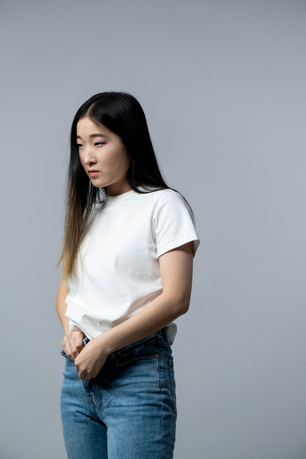 Weißes Shirt zu Jeans als Alltagsuniform