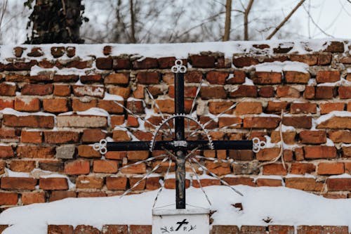 Бесплатное стоковое фото с зима, кирпичная стена, кладбище