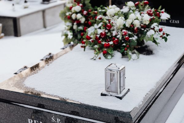 Liegender Grabstein Liegestein auf deutschem Friedhof