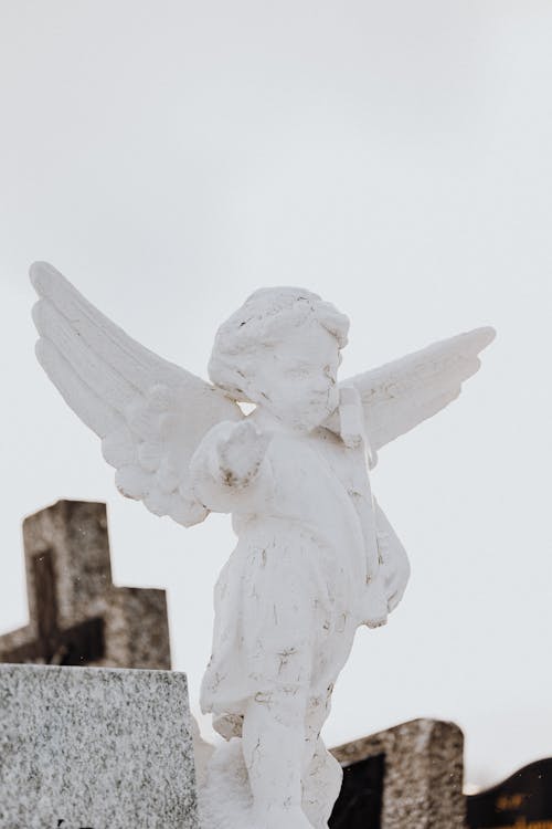 Free Angel Statue on a Tomb Stock Photo