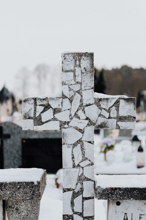 Gratis arkivbilde med gravstein, kirkegård, kors