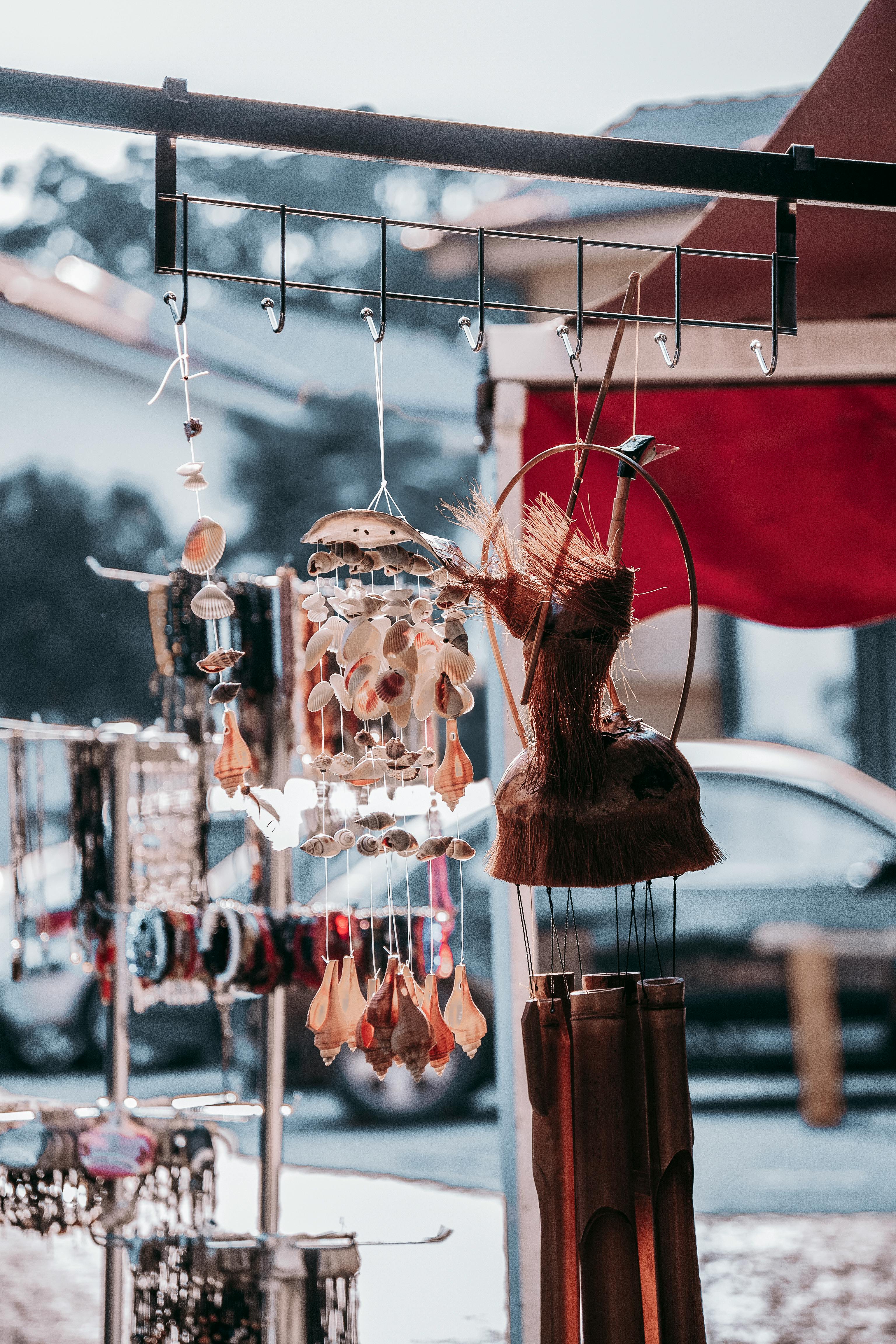 What is difference between marketing and selling?