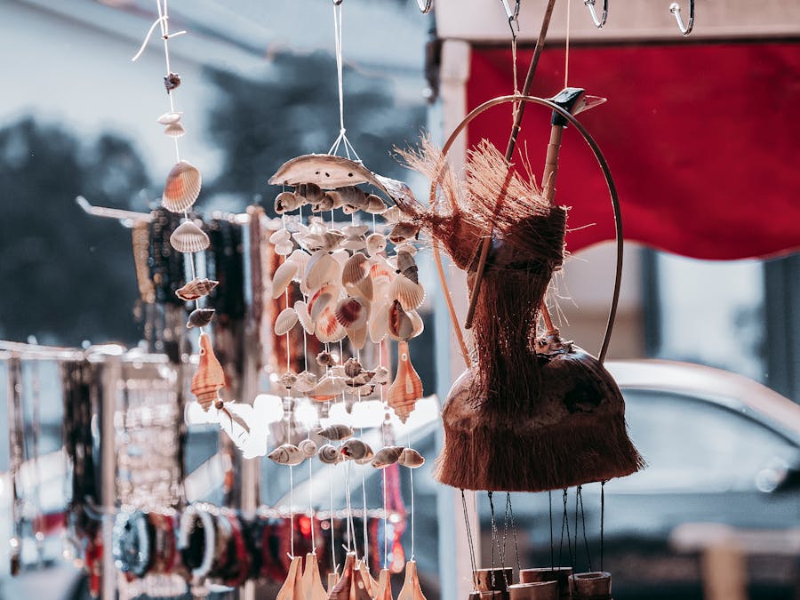What is difference between marketing and selling?