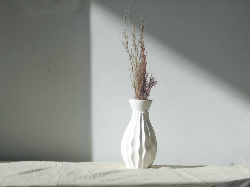 Ceramieken vaas in minimalistisch Japans interieur. Ceramieken vaas in minimalistisch Japans interieur.