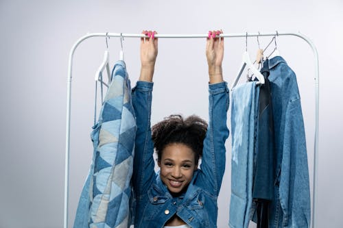 Afro, asılı, denim kıyafetleri içeren Ücretsiz stok fotoğraf