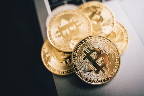 ảnh Chụp Cận Cảnh Bitcoin Vàng Trên Bề Mặt Màu Xám