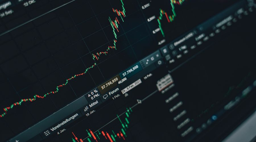 Pre-trade checklist for forex trading framework — analyst reviewing notes and charts at a desk