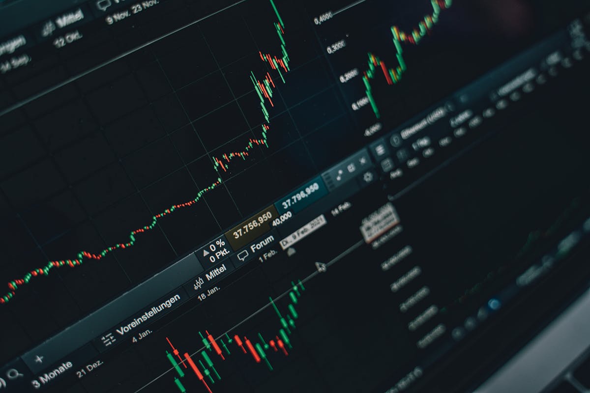 Primo piano di laptop che mostra grafici multipli e dati di trading