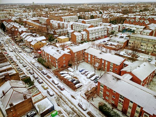 Fotos de stock gratuitas de Barrio residencial, Bloque de pisos, coches