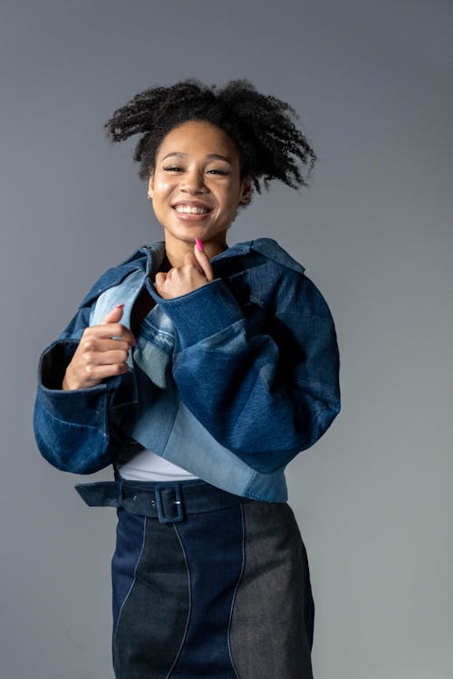 Fotobanka s bezplatnými fotkami na tému afro vlasy, černoška, denim