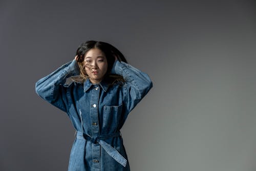 Asyalı kadın, denim kıyafetleri, eller baş içeren Ücretsiz stok fotoğraf