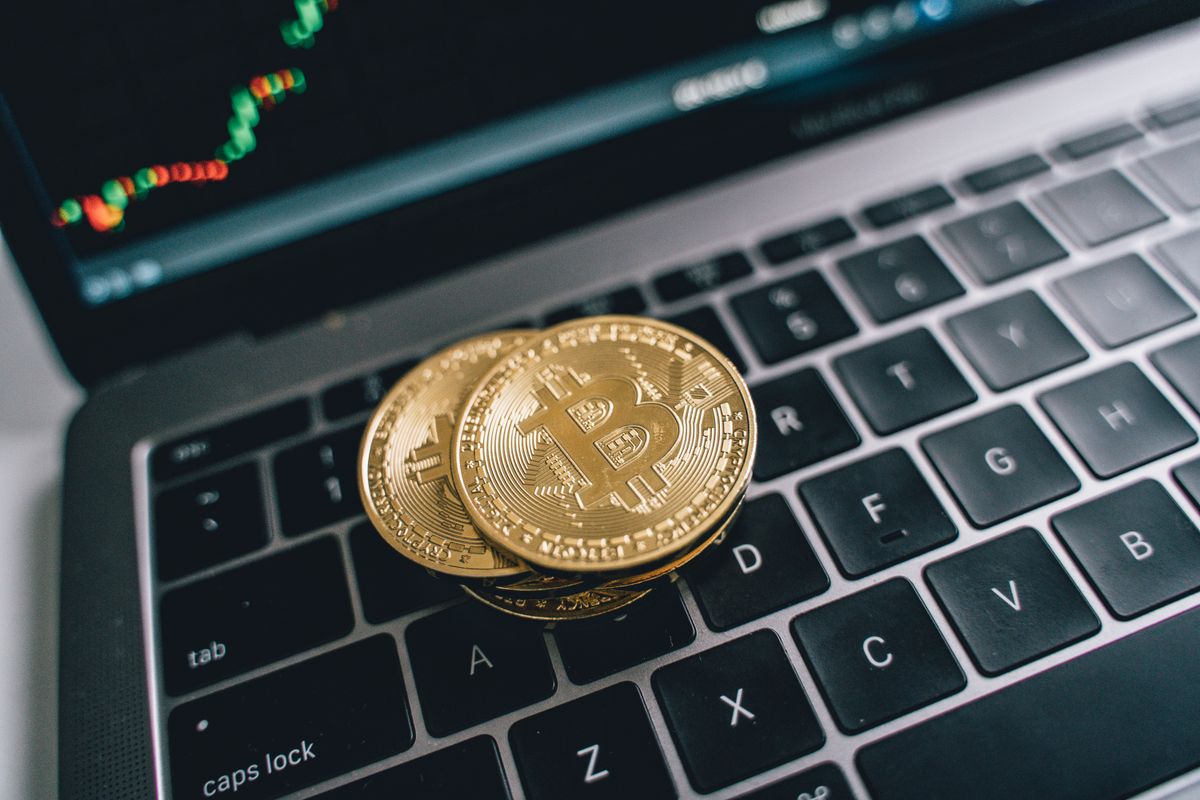 XRP Teeters at $1: What Traders Need to Know and Why Bitcoin Hyper Is Stealing the Spotlight
