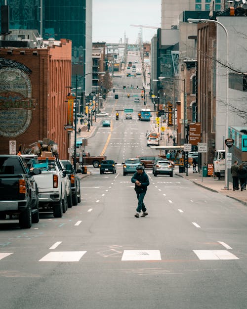 Бесплатное стоковое фото с вертикальный выстрел, город, движущиеся автомобили