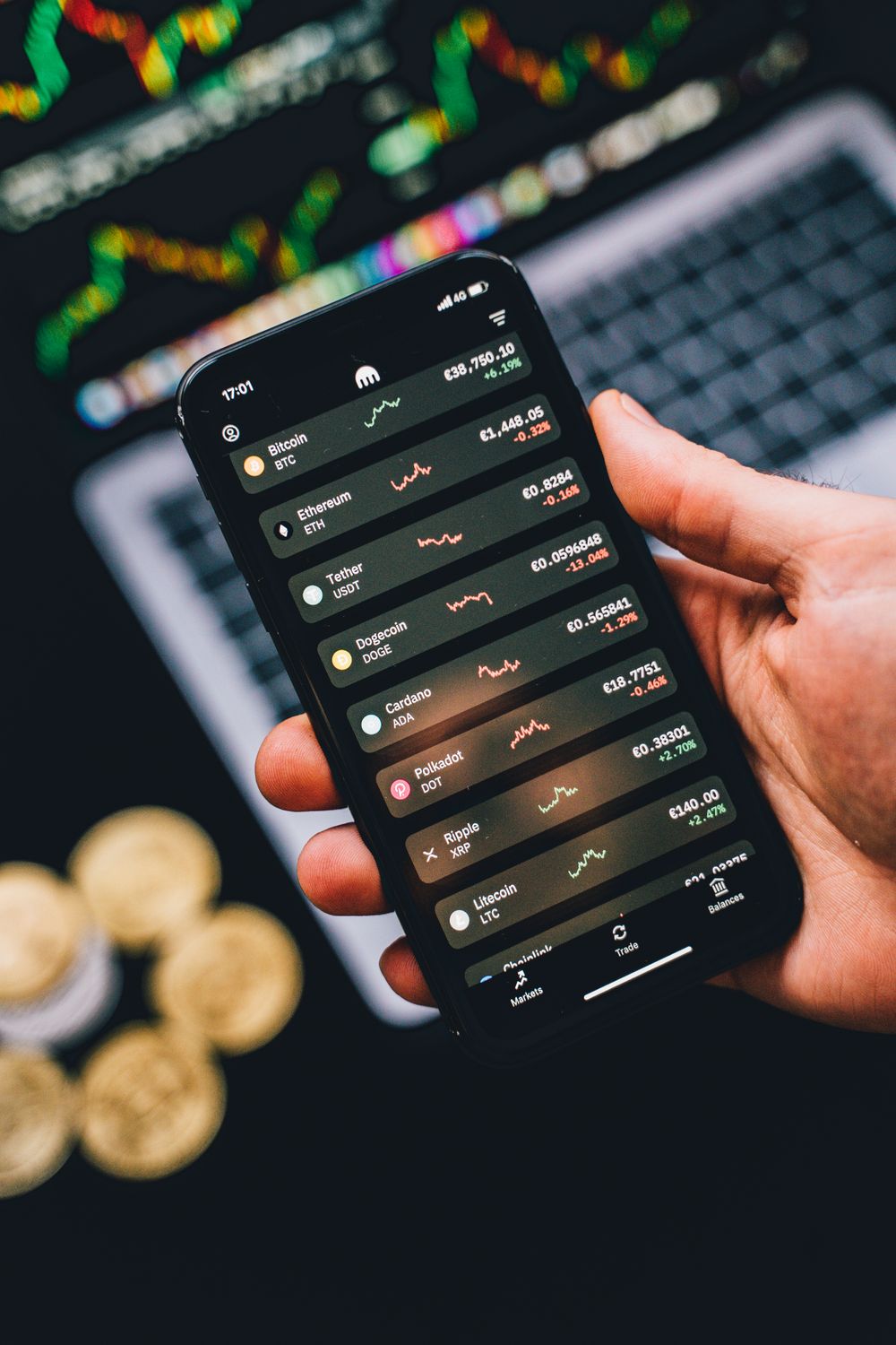 Berbagai koin digital dan uang untuk transaksi online
