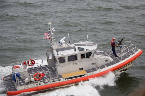 Белый оранжевый катер береговой охраны США на море