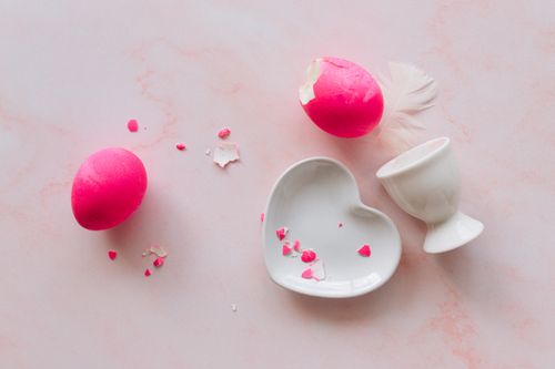 Free Pink Easter eggs with heart plate on a pastel background, perfect for spring celebrations. Stock Photo