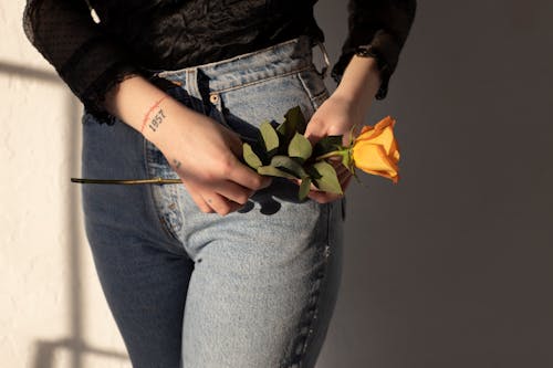 Gratuit Imagine de stoc gratuită din blugi, femeie, floare Fotografie de stoc