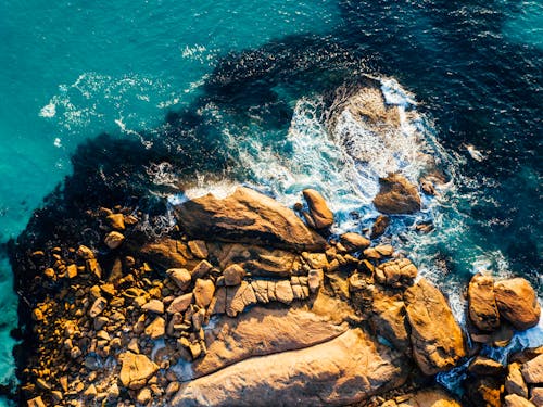 岩石, 水, 波浪撞擊 的 免费素材图片