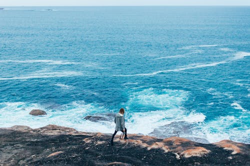 Foto profissional grátis de andando, aventura, beira-mar