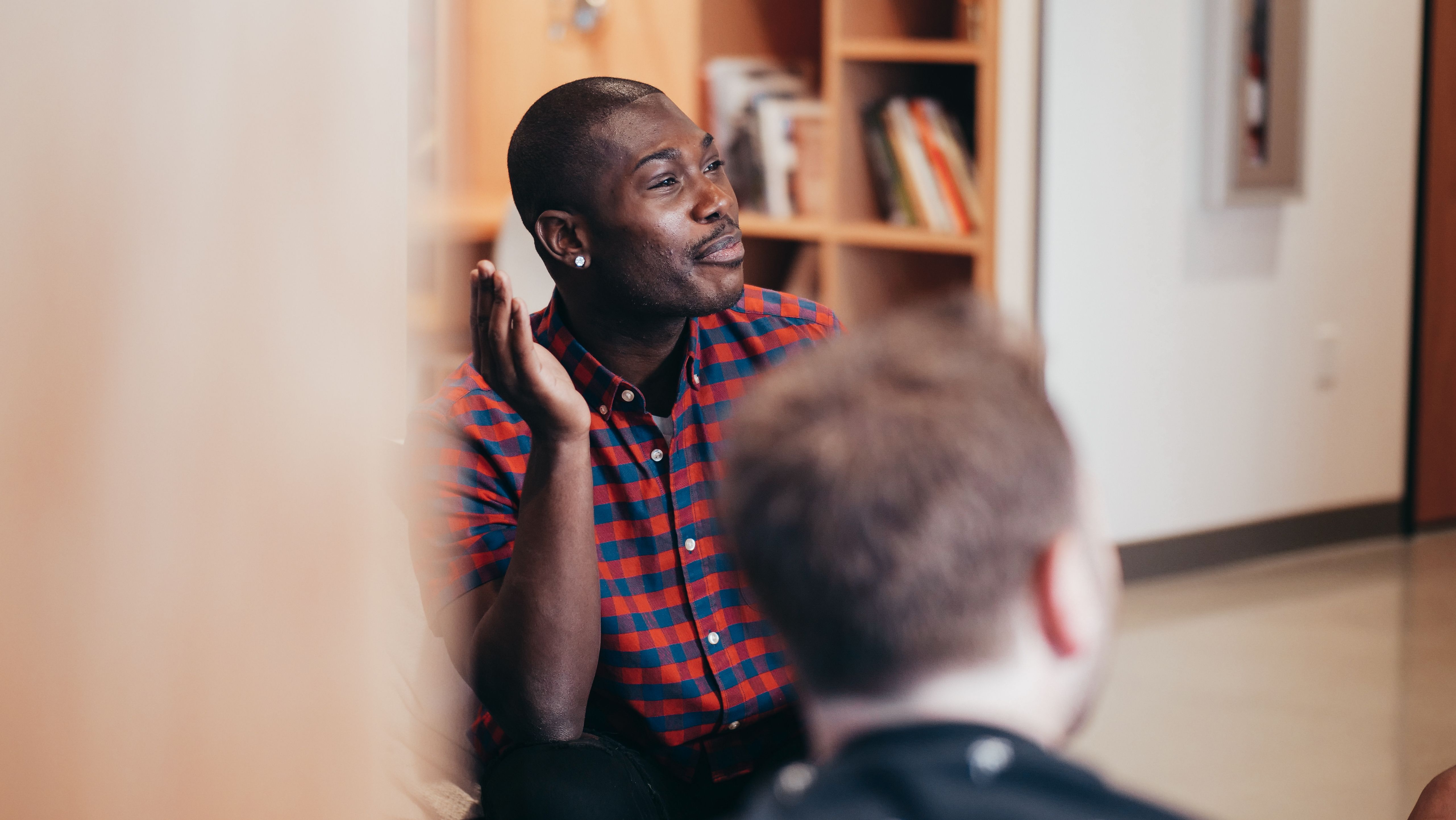Online dating: starting a conversation on a niche platform