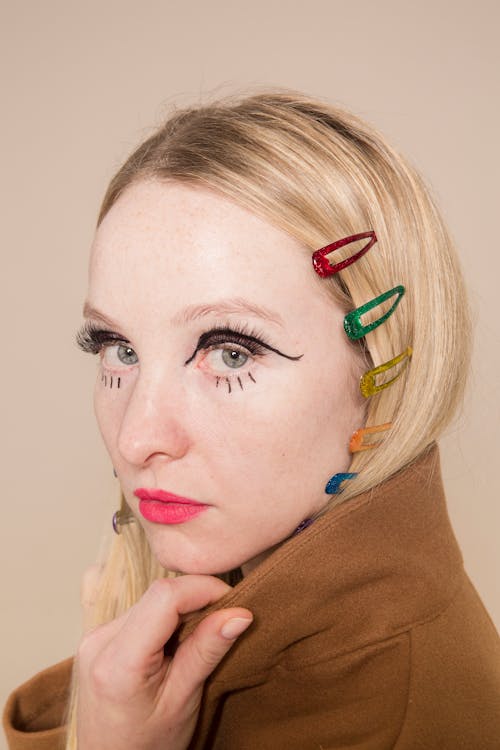 Eccentric woman with multicolored clips on head