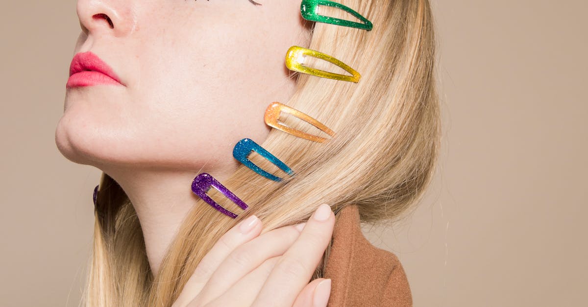 How to put on a hair clip