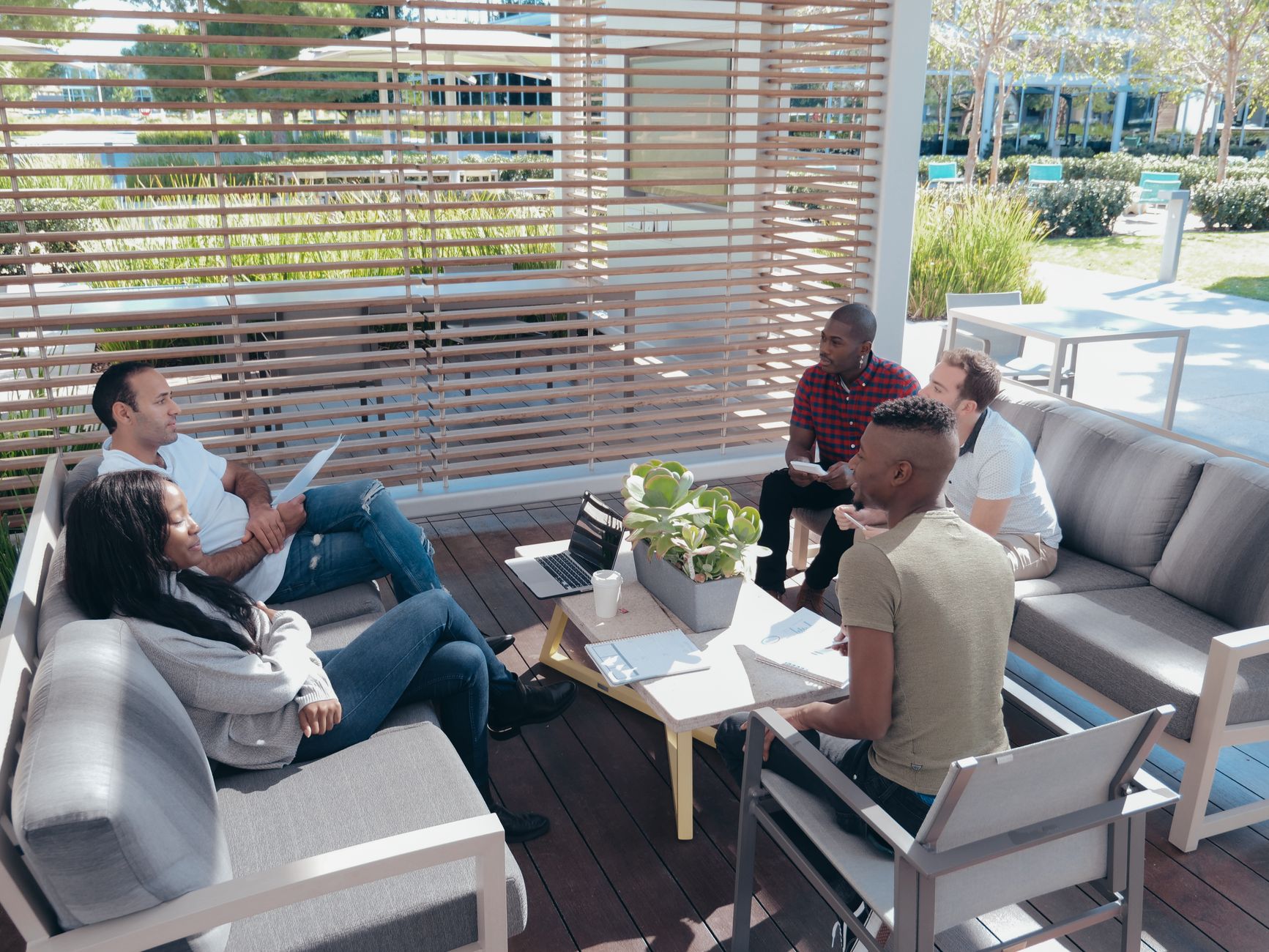 Equipe fazendo uma pausa consciente em um ambiente de trabalho iluminado e acolhedor