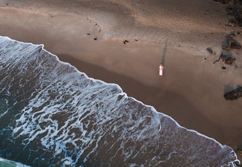 Gratis lagerfoto af bølger, droneoptagelse, kvinde