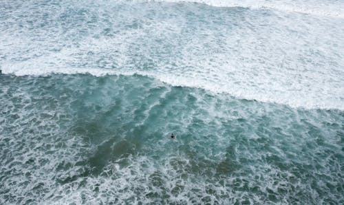 Immagine gratuita di fotografia aerea, nuotare, onde che si infrangono