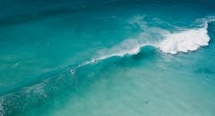 澳大利亚壳牌湾充满活力的碧绿海水中冲浪的令人惊叹的鸟瞰图