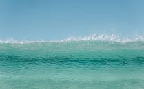 晴朗的日子里，碧绿的波浪海洋与无云的蓝天映衬着风景如画的海景