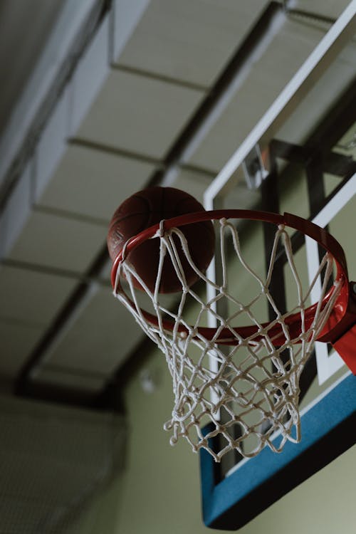 Безкоштовне стокове фото на тему «баскетбол, баскетбольний майданчик, вертикальні постріл»