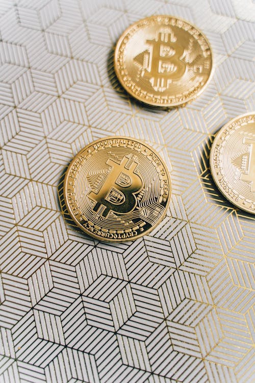 Ingyenes stockfotó arany érmék, Bitcoin, függőleges lövés témában