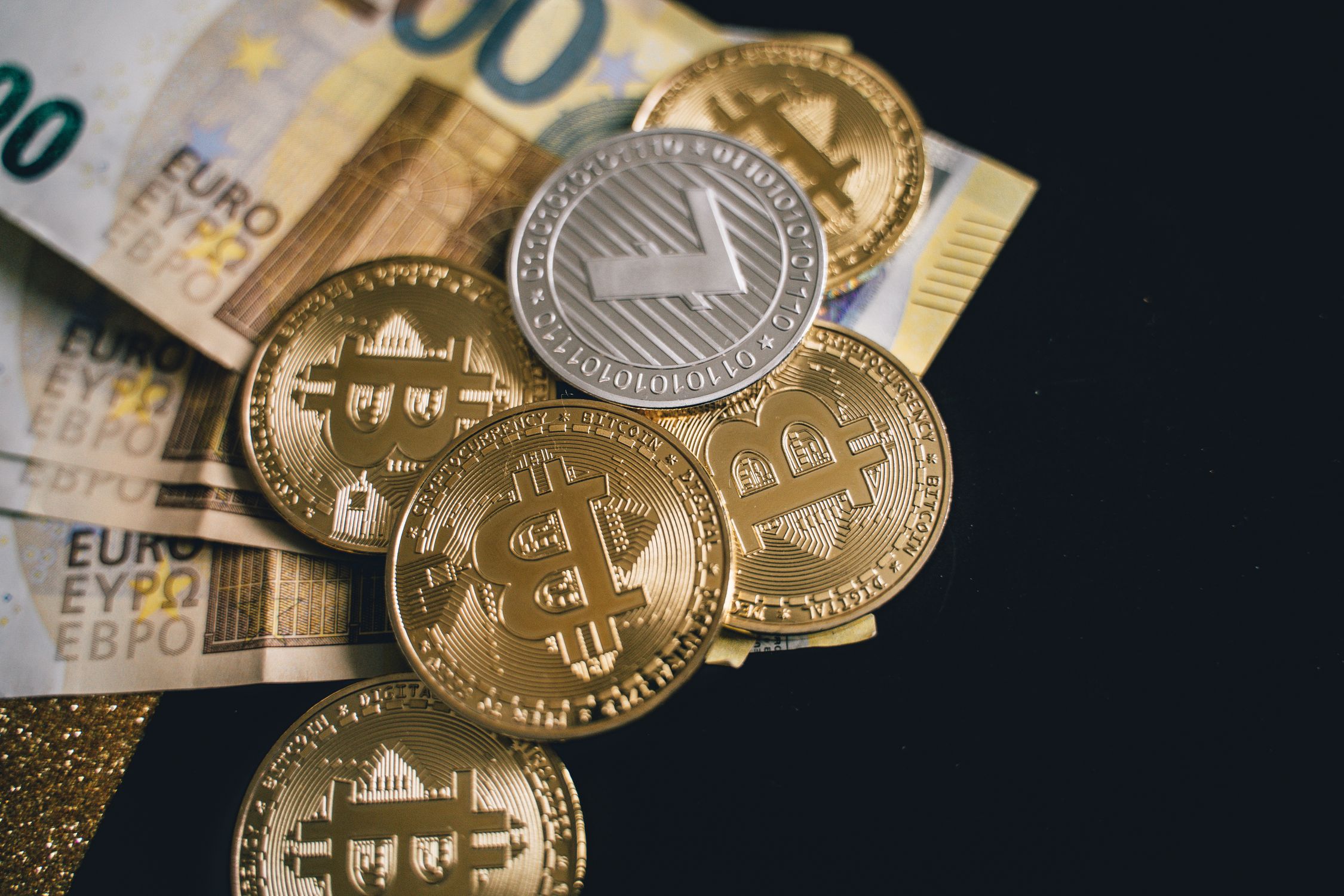 Close-Up Shot of Coins and Bills · Free Stock Photo