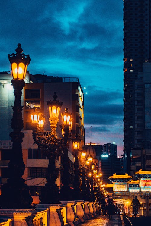 grátis Foto profissional grátis de calçada, cidade à noite, edifícios Foto profissional