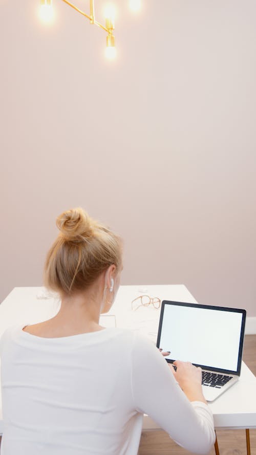 Free A Woman Typing on Laptop Stock Photo