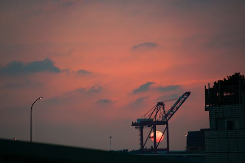 Free Silhouette of Tower Crane during Sunset Stock Photo