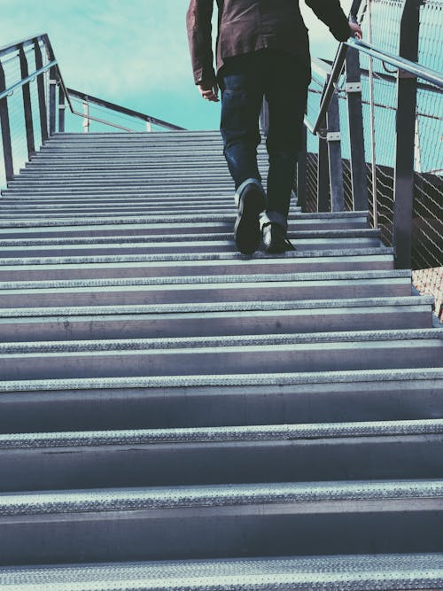 grátis Homem Caminhando Na Escada Cinza Foto profissional