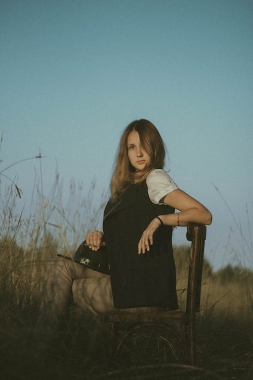 Kostenloses Stock Foto zu frau, gras, hübsch