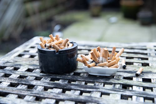 Gratis Fotos de stock gratuitas de ceniceros, cigarrillos, colillas de cigarro Foto de stock