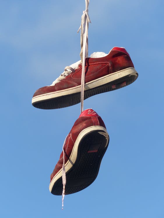 免費 白天的紅色和白色懸掛運動鞋 圖庫相片