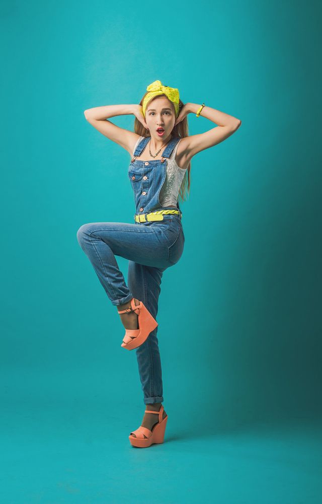 Full-length studio portrait of a model in a bright outfit, photo by Zizi zi on Pexels