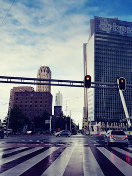 荷兰鹿特丹人行横道上展现的现代建筑与交通景象