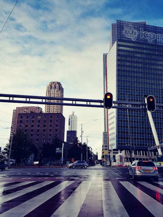 Edificios Grises De Gran Altura Durante El Día