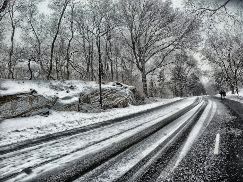 Kostenlos Schneebedeckte Straße Während Des Tages Stock-Foto