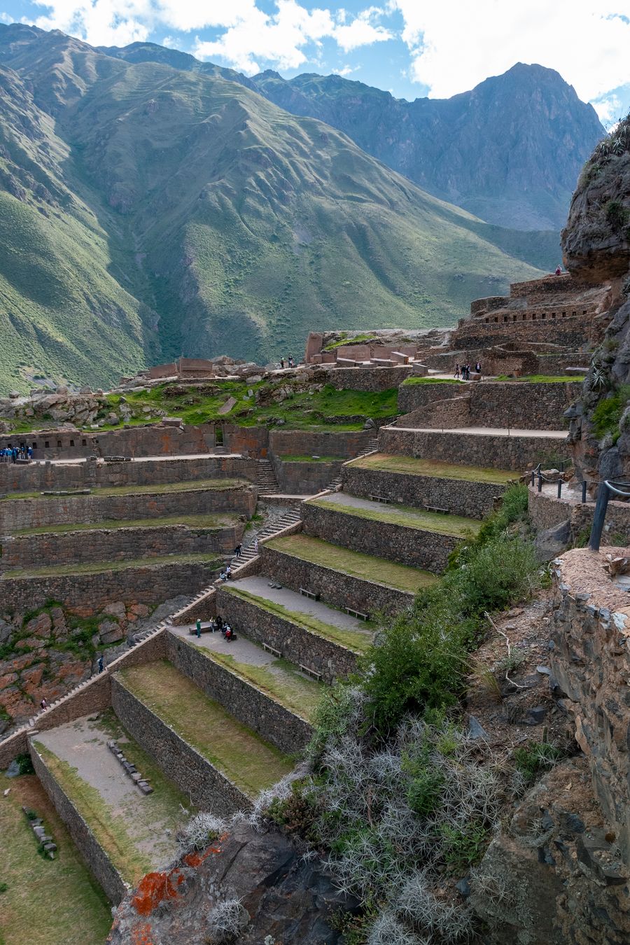 Os terraços incas de Ollantaytambo entre as montanhas do Vale Sagrado