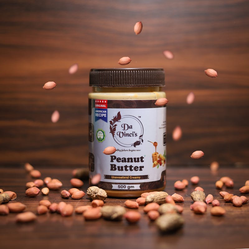 Persoană folosind un calculator și notițe pentru planificarea bugetului pe o masă