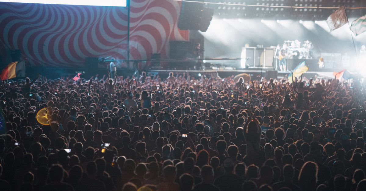 Yaz festivalinde rahat ve şık giyinmiş genç bir grup